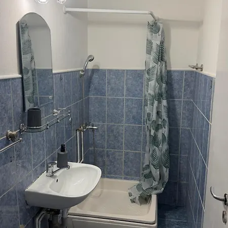 Middle House Apartment *